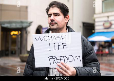 Seattle, États-Unis. 4th mars 2023. Les féministes de la Journée internationale de la femme pour Jina se rallient aux droits des femmes dans le monde entier. Plusieurs groupes se sont joints, dont la montée en puissance de 4 droits à l'avortement et les Iraniens progressistes de Seattle. Partout dans le monde, les femmes s'organisent et appellent à l'égalité. Jina Amini est décédée à Téhéran, en Iran, dans des circonstances suspectes James Anderson/Alay Live News Banque D'Images