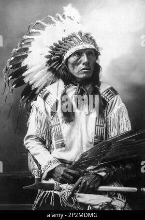 Portrait de studio de Sioux Chief High Horse (1852-1931) en 1900 avec un ventilateur à pointe d'aigle doré et un tuyau incrusté de plomb en pierre noire. (Photo de John A. Anderson) Banque D'Images