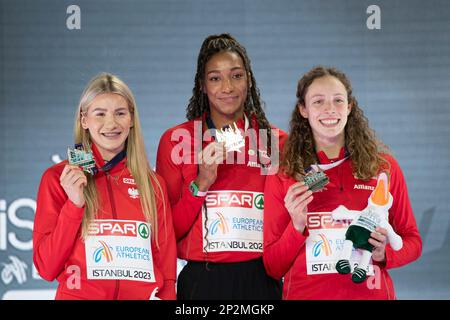 Istanbul, Turquie. 5th mars 2023. Adrianna Sulek, de Pologne, Nafissatou Thiam et Noor Vidtsin, de Belgique, cérémonie de remise des médailles au Pentathlon féminin le jour 4 des Championnats européens d'athlétisme en salle à l'Ataköy Athletics Arena à Istanbul, en Turquie. Photo de Gary Mitchell/Alay Live News Banque D'Images