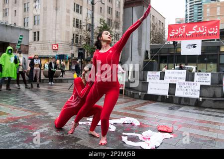 Seattle, États-Unis. 4th mars 2023. Les féministes de la Journée internationale de la femme pour Jina se rallient aux droits des femmes dans le monde entier. Plusieurs groupes se sont joints, dont la montée en puissance de 4 droits à l'avortement et les Iraniens progressistes de Seattle. Partout dans le monde, les femmes s'organisent et appellent à l'égalité. Jina Amini est décédée à Téhéran, en Iran, dans des circonstances suspectes James Anderson/Alay Live News Banque D'Images