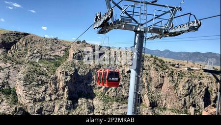 Tramway entrant dans la gare à Royal gorge Bridge & Park. Banque D'Images