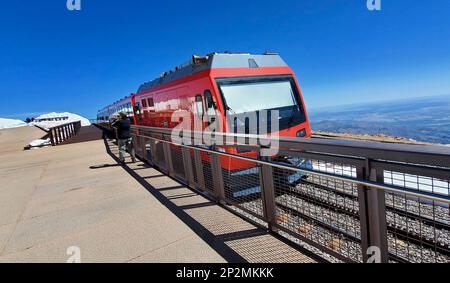 Le tramway attend les passagers sur la gare à crémaillère. Top of Pikes Peak, Colorado, États-Unis. Banque D'Images