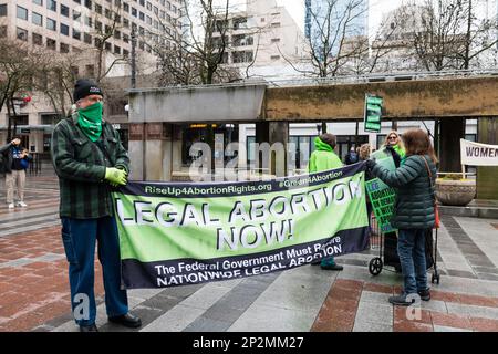 Seattle, États-Unis. 4th mars 2023. Les féministes de la Journée internationale de la femme pour Jina se rallient aux droits des femmes dans le monde entier. Plusieurs groupes se sont joints, dont la montée en puissance de 4 droits à l'avortement et les Iraniens progressistes de Seattle. Partout dans le monde, les femmes s'organisent et appellent à l'égalité. Jina Amini est décédée à Téhéran, en Iran, dans des circonstances suspectes James Anderson/Alay Live News Banque D'Images