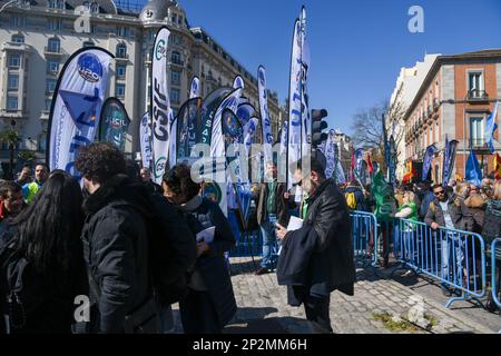 Madrid 04-03-2023 -Manifestación de policías y guardias cililes en Madri Banque D'Images