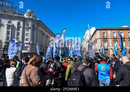 Madrid 04-03-2023 -Manifestación de policías y guardias cililes en Madri Banque D'Images