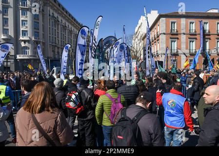 Madrid 04-03-2023 -Manifestación de policías y guardias cililes en Madri Banque D'Images