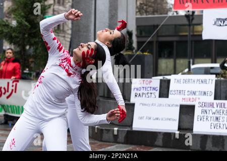 Seattle, États-Unis. 4th mars 2023. Les féministes de la Journée internationale de la femme pour Jina se rallient aux droits des femmes dans le monde entier. Plusieurs groupes se sont joints, dont la montée en puissance de 4 droits à l'avortement et les Iraniens progressistes de Seattle. Partout dans le monde, les femmes s'organisent et appellent à l'égalité. Jina Amini est décédée à Téhéran, en Iran, dans des circonstances suspectes James Anderson/Alay Live News Banque D'Images
