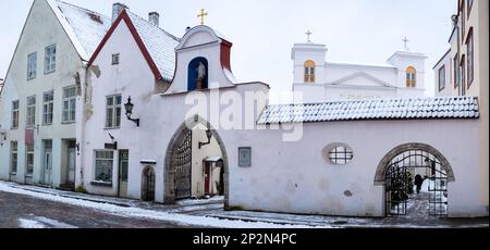 Tallinn, Estonie - 02.19.2023: Vue panoramique de la rue Pierre et Saint Cathédrale de Paul (estonien : Peeter-Pauli Katedral). Banque D'Images