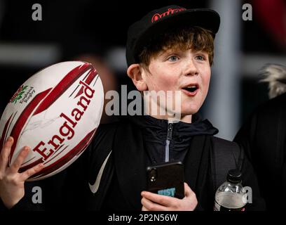 LONDRES, ROYAUME-UNI. 04th, mars 2023. Un jeune fan lors du Big Game 14 Gallagher Premiership Rugby Match Round 19 Harleqins vs Exeter Chiefs au stade de Twickenham le samedi 04 mars 2023. LONDRES, ANGLETERRE. Credit: Taka G Wu/Alay Live News Banque D'Images