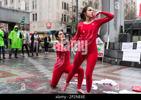Seattle, États-Unis. 4th mars 2023. Les féministes de la Journée internationale de la femme pour Jina se rallient aux droits des femmes dans le monde entier. Plusieurs groupes se sont joints, dont la montée en puissance de 4 droits à l'avortement et les Iraniens progressistes de Seattle. Partout dans le monde, les femmes s'organisent et appellent à l'égalité. Jina Amini est décédée à Téhéran, en Iran, dans des circonstances suspectes James Anderson/Alay Live News Banque D'Images
