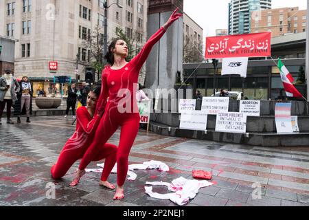 Seattle, États-Unis. 4th mars 2023. Les féministes de la Journée internationale de la femme pour Jina se rallient aux droits des femmes dans le monde entier. Plusieurs groupes se sont joints, dont la montée en puissance de 4 droits à l'avortement et les Iraniens progressistes de Seattle. Partout dans le monde, les femmes s'organisent et appellent à l'égalité. Jina Amini est décédée à Téhéran, en Iran, dans des circonstances suspectes James Anderson/Alay Live News Banque D'Images