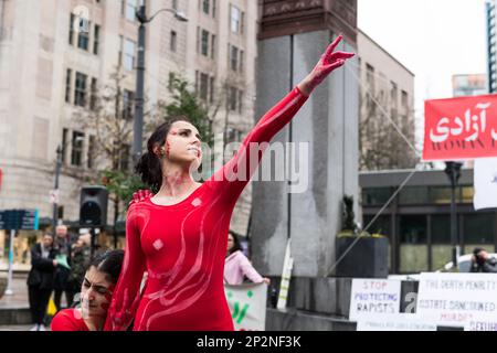 Seattle, États-Unis. 4th mars 2023. Les féministes de la Journée internationale de la femme pour Jina se rallient aux droits des femmes dans le monde entier. Plusieurs groupes se sont joints, dont la montée en puissance de 4 droits à l'avortement et les Iraniens progressistes de Seattle. Partout dans le monde, les femmes s'organisent et appellent à l'égalité. Jina Amini est décédée à Téhéran, en Iran, dans des circonstances suspectes James Anderson/Alay Live News Banque D'Images