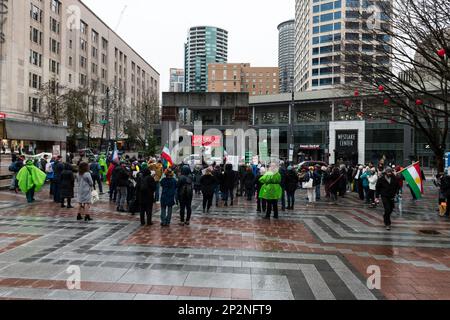 Seattle, États-Unis. 4th mars 2023. Les féministes de la Journée internationale de la femme pour Jina se rallient aux droits des femmes dans le monde entier. Plusieurs groupes se sont joints, dont la montée en puissance de 4 droits à l'avortement et les Iraniens progressistes de Seattle. Partout dans le monde, les femmes s'organisent et appellent à l'égalité. Jina Amini est décédée à Téhéran, en Iran, dans des circonstances suspectes James Anderson/Alay Live News Banque D'Images
