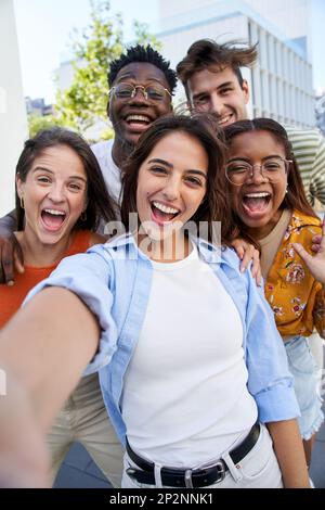 Selfie vertical jeunes amis enthousiastes regardant l'appareil photo heureux. Communauté folle d'étudiants. Banque D'Images