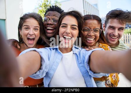 Selfie jeunes amis enthousiastes regardant l'appareil photo heureux. Communauté folle d'étudiants. Banque D'Images