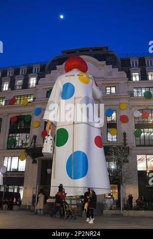 Paris, France. 03rd mars 2023. Yayoi Kusama investit Louis Vuitton, face à la Samaritaine. LV DREAM, le nom du nouvel espace d'exposition libre qui s'ouvre en face de la Seine et de la Samaritaine à Paris, France sur 3 mars 2023. (Photo de Lionel Urman/Sipa USA) crédit: SIPA USA/Alay Live News Banque D'Images