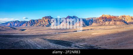 Une belle scène aride, sauvage et montagneuse dans le désert de Red Rock Canyon à Las Vegas, Nevada, où les randonneurs et les restaurationnistes vont à enj Banque D'Images