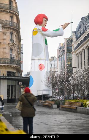 Paris, France. 03rd mars 2023. Yayoi Kusama investit Louis Vuitton, face à la Samaritaine. LV DREAM, le nom du nouvel espace d'exposition libre qui s'ouvre en face de la Seine et de la Samaritaine à Paris, France sur 3 mars 2023. (Photo de Lionel Urman/Sipa USA) crédit: SIPA USA/Alay Live News Banque D'Images