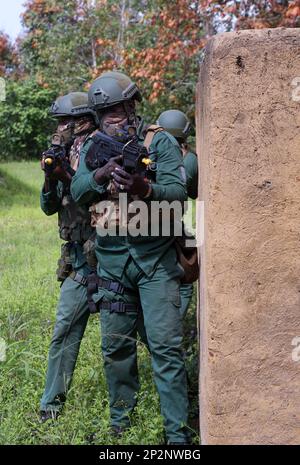 Les soldats des Forces spéciales ivoiriennes exécutent des mouvements tactiques à travers un village rural simulé tout en s'entrain avec le Groupe des Forces spéciales 3rd (aéroporté) pendant le Flintlock 2023 près d'Abidjan, Côte d'Ivoire, 2 mars 2023. Des exercices et des engagements comme Flintlock mettent en évidence et améliorent les capacités des forces conjointes dans tous les domaines et renforcent les relations avec les partenaires en Afrique et dans le monde entier. (É.-U. Photo de l'armée par le Sgt. Ashlind House) Banque D'Images