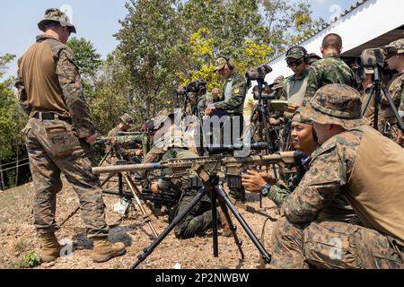 ÉTATS-UNIS Marines avec Bataillon Landing Team 2/4, 13th Marine Expeditionary Unit, visez divers systèmes d'armes de sniper avec Royal Thai Marines pendant l'exercice Cobra Gold à Sattahip, province de Chonburi, Royaume de Thaïlande, 1 mars 2023. Cobra Gold, qui en est maintenant à 42nd ans, est un événement de formation co-parrainé par la Thaïlande et les États-Unis qui s'appuie sur l'amitié de longue date entre les deux nations alliées et qui rassemble une force multinationale robuste pour promouvoir la paix et la sécurité régionales en faveur d'une Indo-Pacifique libre et ouverte. (É.-U. Photo du corps marin par le Cpl Austin Gillam) Banque D'Images