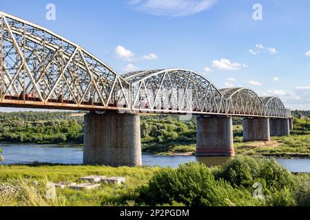 SERPUHOV, RUSSIE - AOÛT 2017 : pont ferroviaire traversant la rivière Oka. Kurskoe direction du chemin de fer de Moscou Banque D'Images