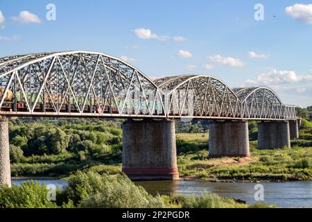 SERPUHOV, RUSSIE - AOÛT 2017 : pont ferroviaire traversant la rivière Oka. Kurskoe direction du chemin de fer de Moscou Banque D'Images