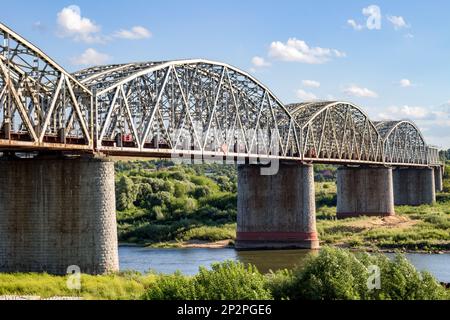 SERPUHOV, RUSSIE - AOÛT 2017 : pont ferroviaire traversant la rivière Oka. Kurskoe direction du chemin de fer de Moscou Banque D'Images