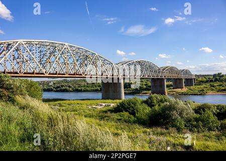 SERPUHOV, RUSSIE - AOÛT 2017 : pont ferroviaire traversant la rivière Oka. Kurskoe direction du chemin de fer de Moscou Banque D'Images