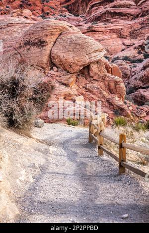 Des sentiers de randonnée pédestre se trouvent dans le Red Rock Canyon de Las Vegas, qui permettent aux aventuriers d'accéder à la nature sauvage éloignée de la zone protégée. Banque D'Images