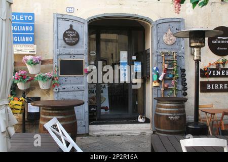 Entrée à un restaurant dans le centre historique de Galatina, Italie Banque D'Images