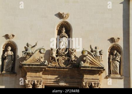 Galatina, Italie. Vue extérieure de l'église catholique des Saints Pierre et Paul datant du 17th siècle. Statues de saints sur le portail richement décoré. Banque D'Images