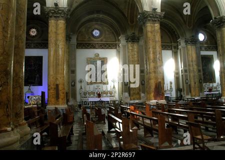 Galatina, Italie. Intérieur de l'église catholique des Saints Pierre et Paul datant du 17th siècle. Peinture de la Crucifixion de Saint Peter par Pietro Picca. Banque D'Images