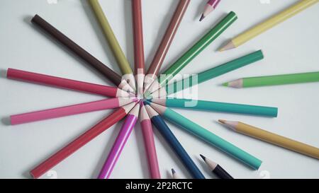 Crayons de couleur sur fond blanc Banque D'Images