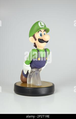 New York, NY - 9 octobre 2021: Nintendo Super Smash Frères série Luigi Amiibo isolé Banque D'Images