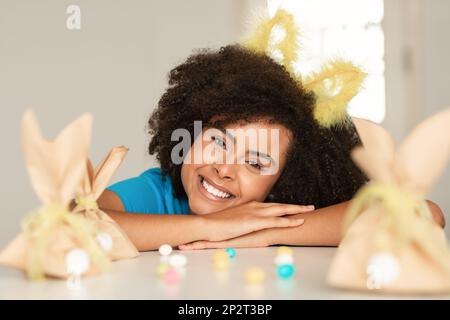 Le jour de Pâques. Portrait d'une belle femme afro-américaine portant de mignons oreilles de lapin Banque D'Images