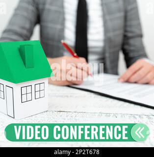 Affiche la vidéo conférence. Aperçu de l'entreprise les personnes qui se trouvent dans des lieux distants tiennent des réunions en face à face Banque D'Images