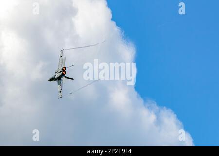 Moncton, N.-B., Canada - 23 août 2014 : un CF-18 Hornet vole loin de la caméra en plein postcombustion. Des pistes de vapeur des wingtips. Banque D'Images