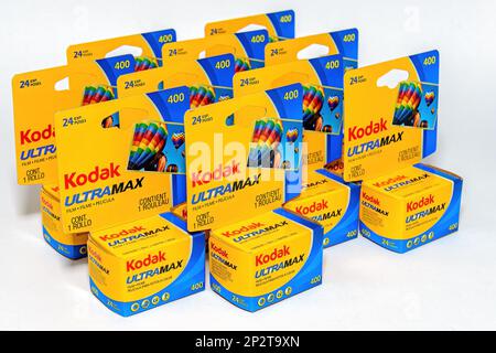Saint John, N.-B., Canada - 26 novembre 2014 : plusieurs boîtes jaunes et bleues de film couleur Kodak sur fond blanc. Banque D'Images