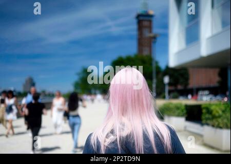 touristes marchant sur la promenade du rhin à cologne deutz lors d'une journée ensoleillée d'été Banque D'Images