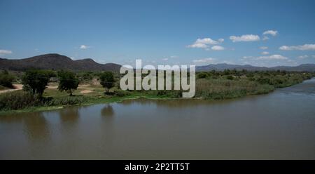 Robertson, Cap occidental, Afrique du Sud. 2023. Une étendue de la rivière Breede près de Roberson où les arbres de Gum bleu ont été enlevés. Banque D'Images