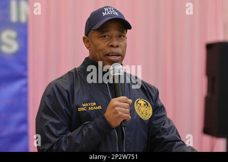 , New York, États-Unis, 04 mars 2023 - le maire Eric Adams présente aujourd'hui à Flushing, New York, des remarques à l'occasion d'une sensibilisation à la sécurité communautaire interagences pour les insulaires du Pacifique d'Amérique d'Asie (AAPI). Photo: Luiz Rampelotto/EuropaNewswire Banque D'Images