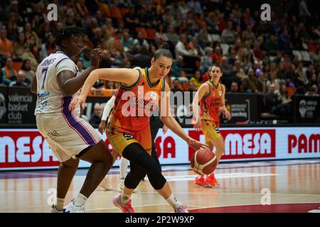 Valence, Espagne. 04th mars 2023. Kai James de CDB Clarinos Tenerife (L) et Raquel Carrera de Valencia basket (R) en action pendant la J24 Liga Femenina Endesa entre Valencia basket Club et CDB Clarinos Tenerife au Fuente de San Luis Sport Hall. (Score final; Valencia basket 92:63 CDB Clarinos Tenerife). Crédit : SOPA Images Limited/Alamy Live News Banque D'Images