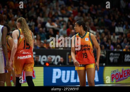 Valence, Espagne. 04th mars 2023. Mirembe Twehamye de Valence Panier pendant la Liga Femenina Endesa J24 entre Valencia basket Club et CDB Clarinos Tenerife au Fuente de San Luis Sport Hall. (Score final; Valencia basket 92:63 CDB Clarinos Tenerife). Crédit : SOPA Images Limited/Alamy Live News Banque D'Images