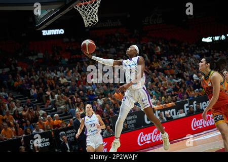 Valence, Espagne. 04th mars 2023. Aisha Sheppard de CDB Clarinos Tenerife en action pendant la J24 Liga Femenina Endesa entre Valencia basket Club et CDB Clarinos Tenerife au Fuente de San Luis Sport Hall. (Score final; Valencia basket 92:63 CDB Clarinos Tenerife). Crédit : SOPA Images Limited/Alamy Live News Banque D'Images