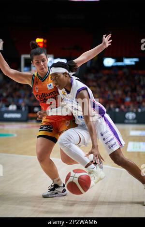 Valence, Espagne. 04th mars 2023. Elena Buenavida de Valencia basket (L) et Aisha Sheppard de CDB Clarinos Tenerife (R) en action pendant la Liga Femenina Endesa J24 entre Valencia basket Club et CDB Clarinos Tenerife au Fuente de San Luis Sport Hall. (Score final; Valencia basket 92:63 CDB Clarinos Tenerife). Crédit : SOPA Images Limited/Alamy Live News Banque D'Images