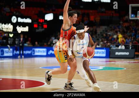 Valence, Espagne. 04th mars 2023. Elena Buenavida de Valencia basket (L) et Aisha Sheppard de CDB Clarinos Tenerife (R) en action pendant la Liga Femenina Endesa J24 entre Valencia basket Club et CDB Clarinos Tenerife au Fuente de San Luis Sport Hall. (Score final; Valencia basket 92:63 CDB Clarinos Tenerife). Crédit : SOPA Images Limited/Alamy Live News Banque D'Images