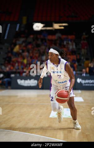 Valence, Espagne. 04th mars 2023. Aisha Sheppard de CDB Clarinos Tenerife en action pendant la J24 Liga Femenina Endesa entre Valencia basket Club et CDB Clarinos Tenerife au Fuente de San Luis Sport Hall. (Score final; Valencia basket 92:63 CDB Clarinos Tenerife). Crédit : SOPA Images Limited/Alamy Live News Banque D'Images