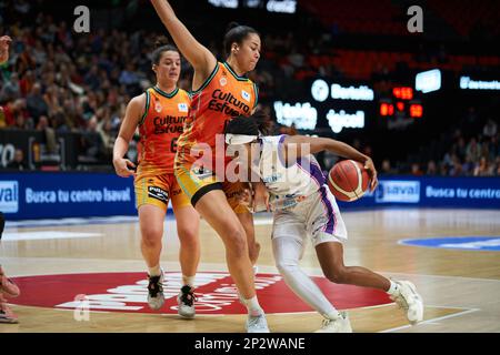 Valence, Espagne. 04th mars 2023. NOA Morro de Valencia basket (L) et Aisha Sheppard de CDB Clarinos Tenerife (R) en action pendant la Liga Femenina Endesa J24 entre Valencia basket Club et CDB Clarinos Tenerife au Fuente de San Luis Sport Hall. (Score final; Valencia basket 92:63 CDB Clarinos Tenerife). Crédit : SOPA Images Limited/Alamy Live News Banque D'Images