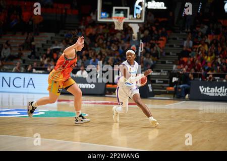 Valence, Espagne. 04th mars 2023. Elena Buenavida de Valencia basket (L) et Aisha Sheppard de CDB Clarinos Tenerife (R) en action pendant la Liga Femenina Endesa J24 entre Valencia basket Club et CDB Clarinos Tenerife au Fuente de San Luis Sport Hall. (Score final; Valencia basket 92:63 CDB Clarinos Tenerife). Crédit : SOPA Images Limited/Alamy Live News Banque D'Images