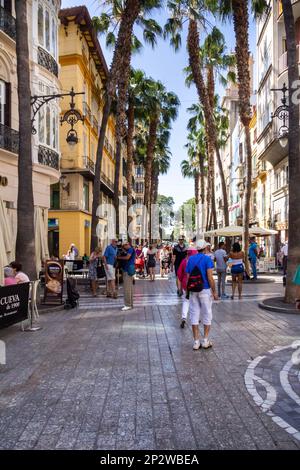 Malaga, Espagne - 18 juin 2018: Les acheteurs et les touristes dans une rue de Malaga. La ville est la capitale d'une province du même nom Banque D'Images